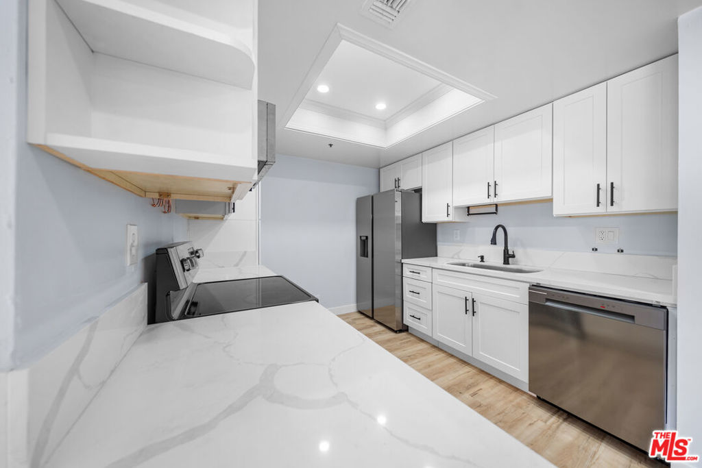 727 S Ardmore Avenue 108 Property Photo 12