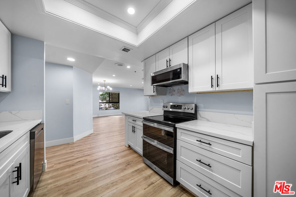 727 S Ardmore Avenue 108 Property Photo 15