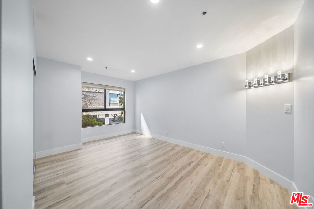 727 S Ardmore Avenue 108 Property Photo 16