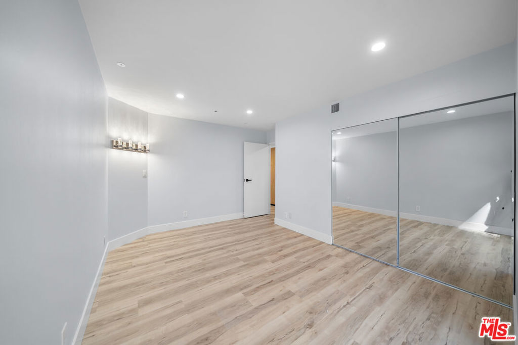 727 S Ardmore Avenue 108 Property Photo 17