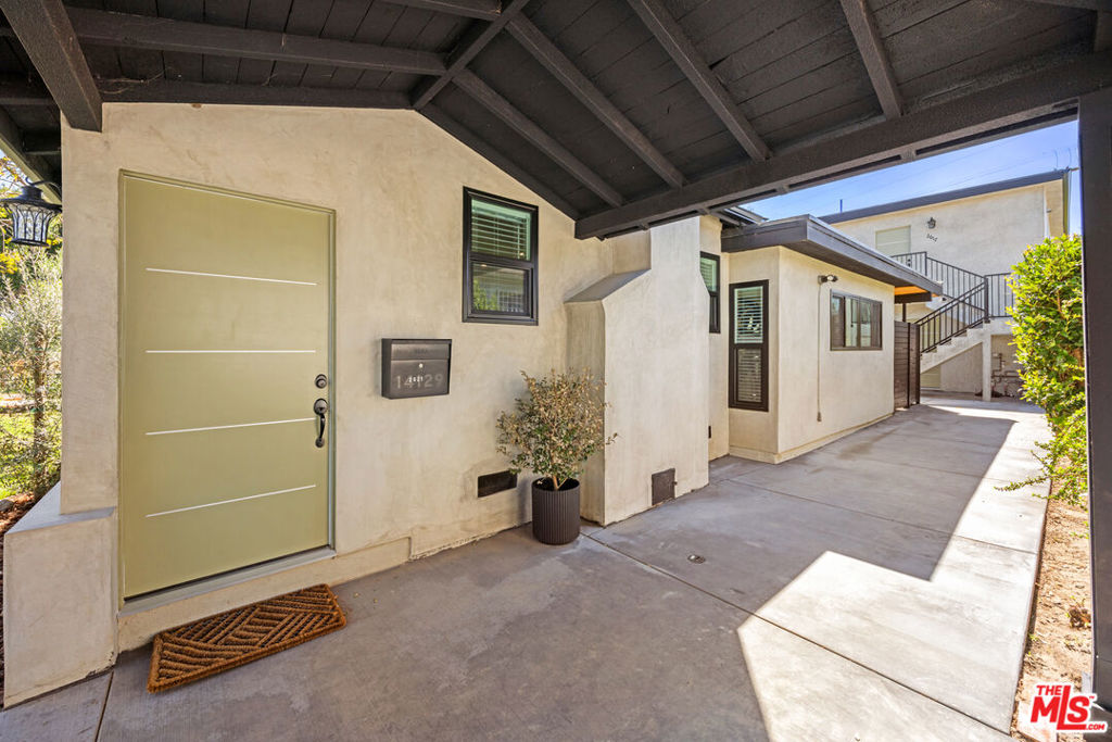 2621 Veteran Avenue Property Photo 3