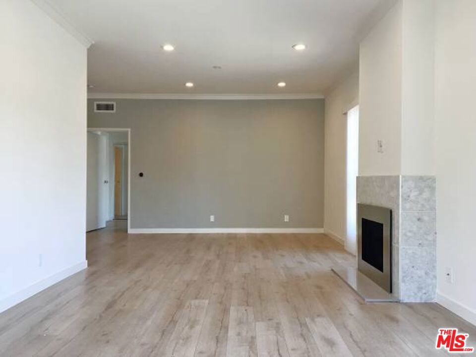301 S Swall Drive 203 Property Photo 5