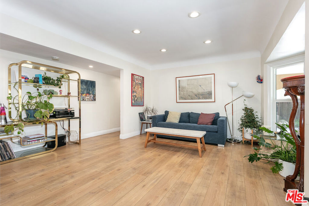 11817 Kittridge Street Property Photo 3