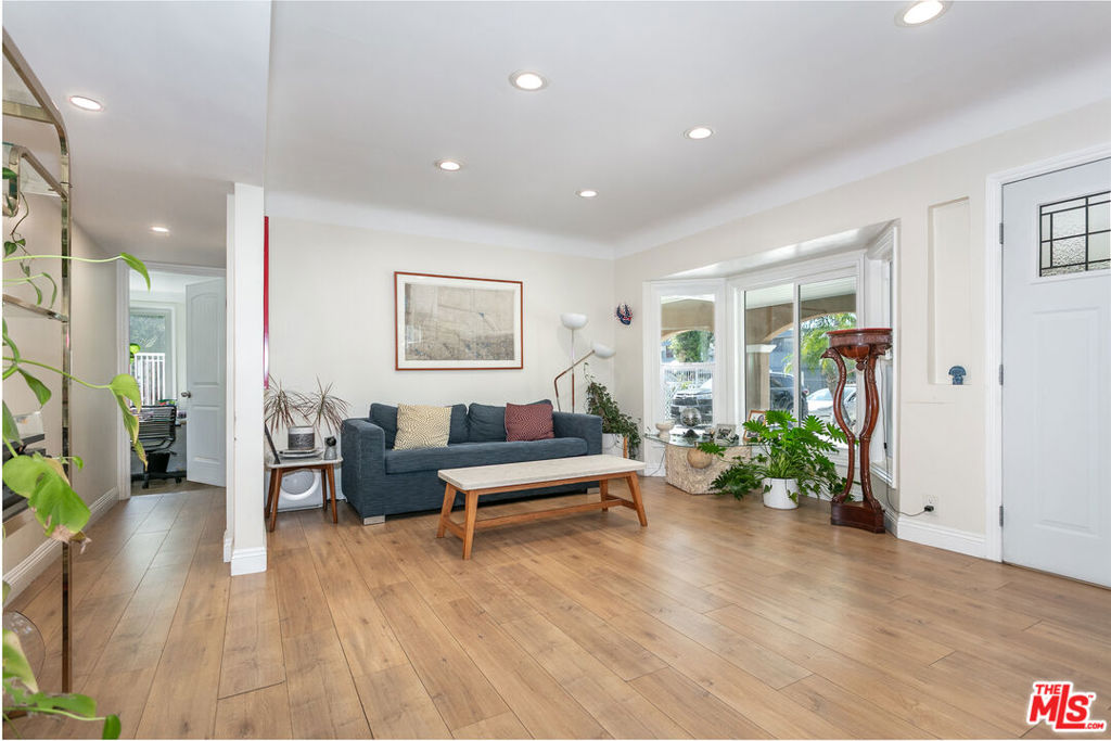 11817 Kittridge Street Property Photo 4