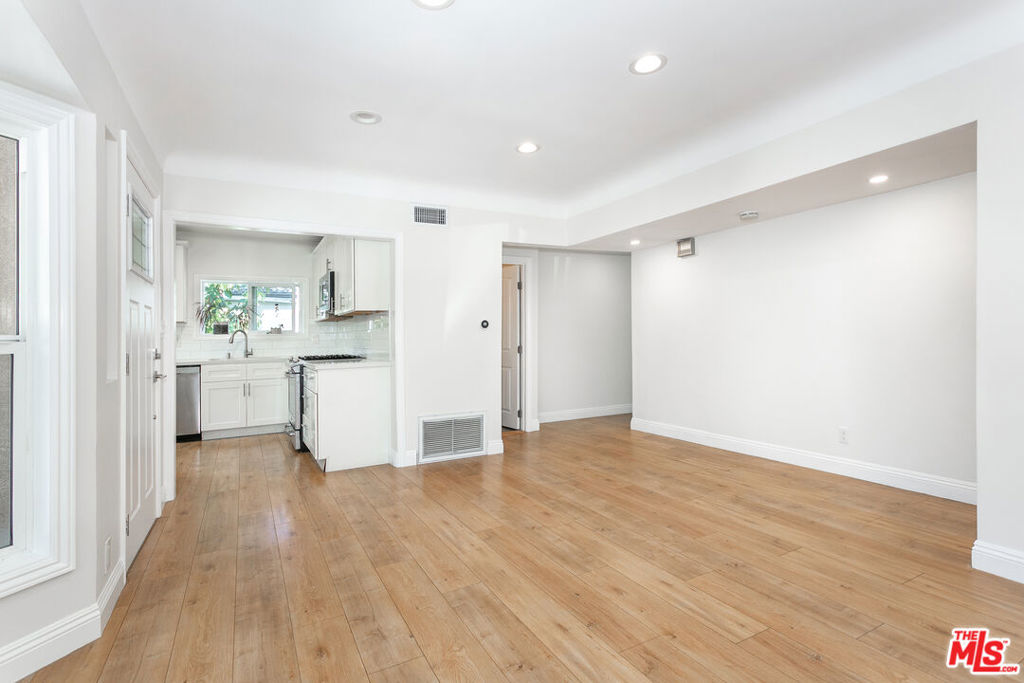 11817 Kittridge Street Property Photo 5