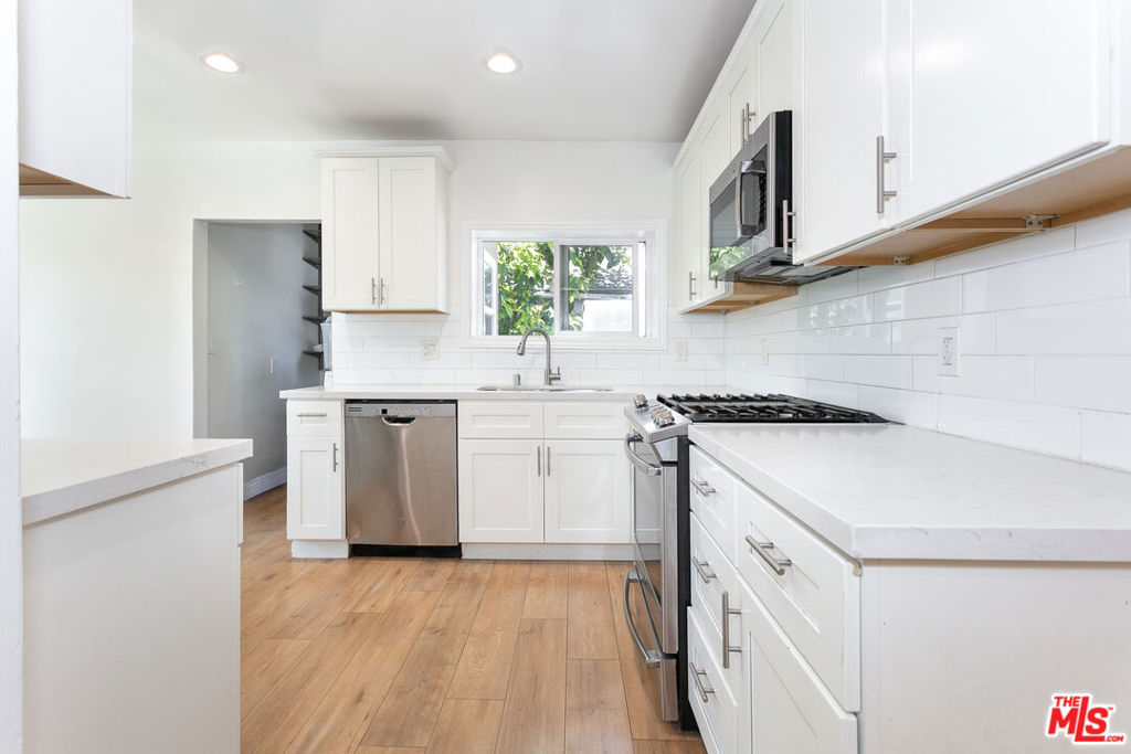 11817 Kittridge Street Property Photo 6