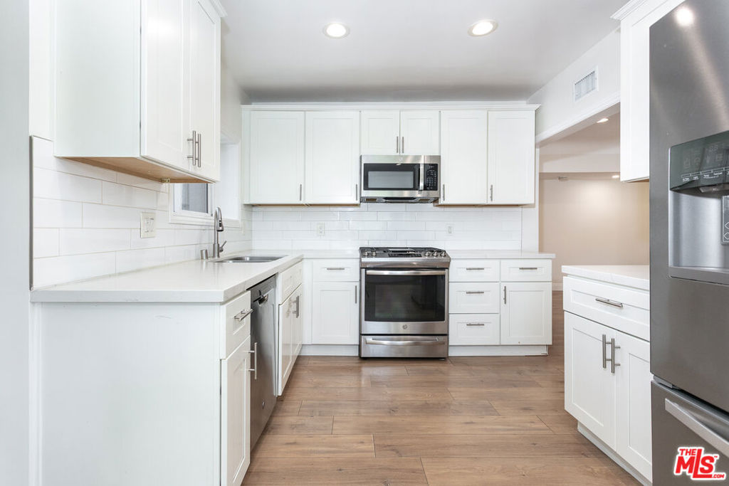 11817 Kittridge Street Property Photo 7