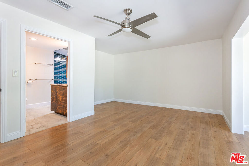 11817 Kittridge Street Property Photo 12