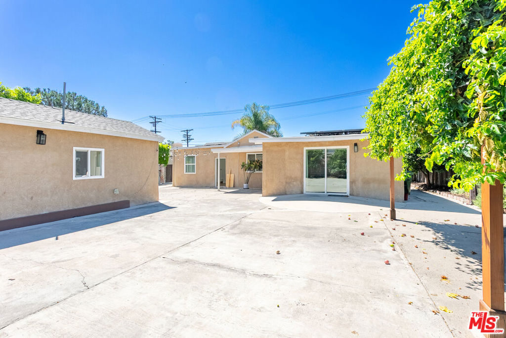 11817 Kittridge Street Property Photo 22