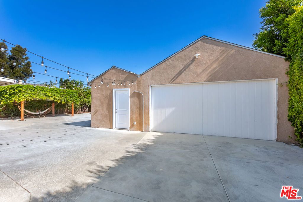 11817 Kittridge Street Property Photo 23