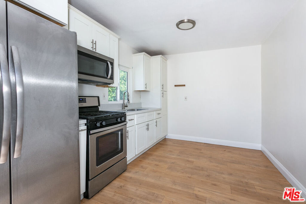 11817 Kittridge Street Property Photo 24