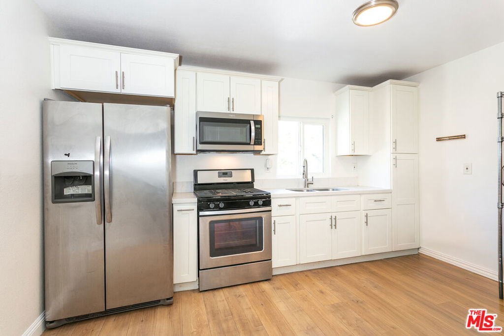 11817 Kittridge Street Property Photo 26