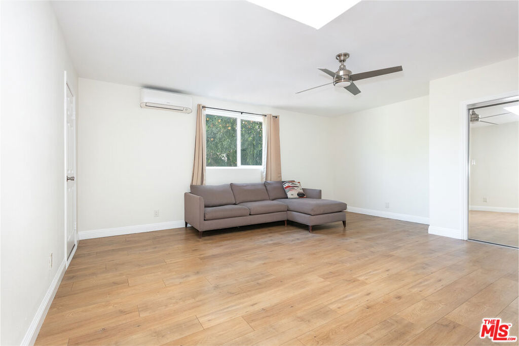 11817 Kittridge Street Property Photo 27