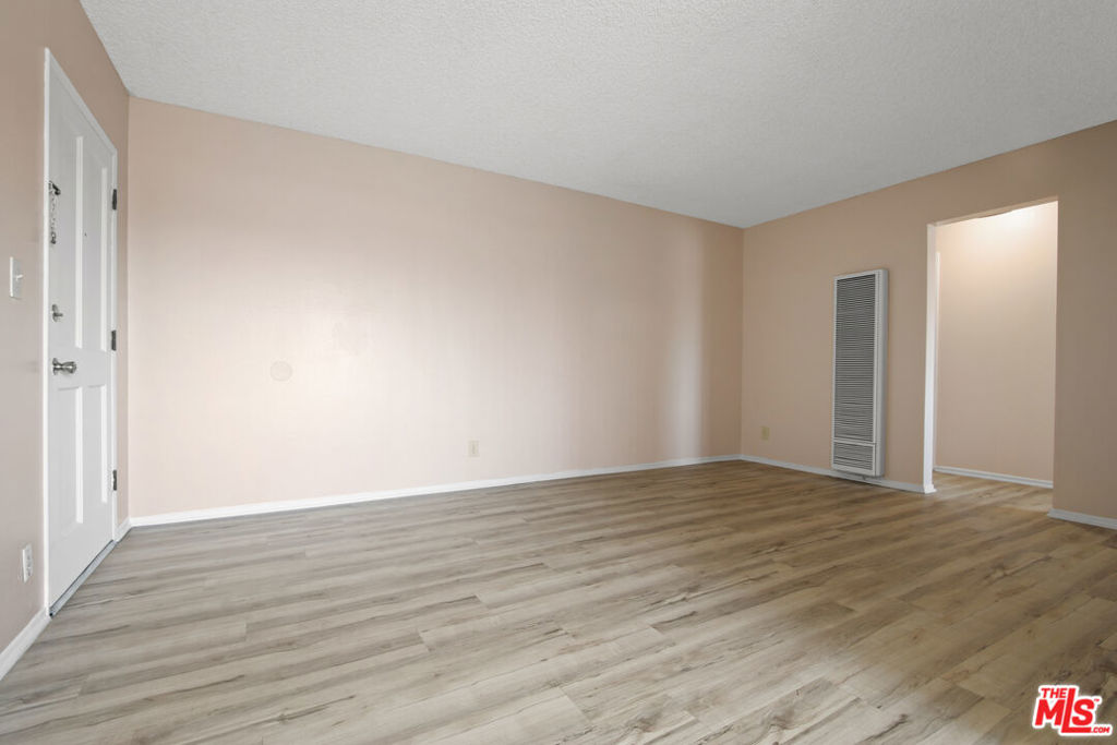 14108 Doty Avenue 38 Property Photo 3