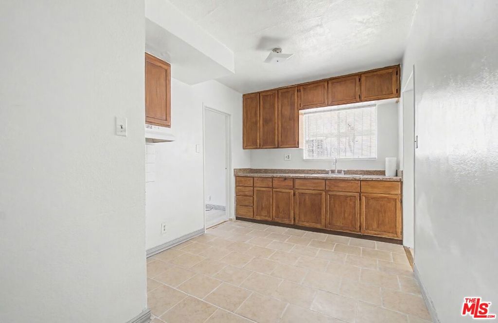 12015 S Willowbrook Avenue Property Photo 3
