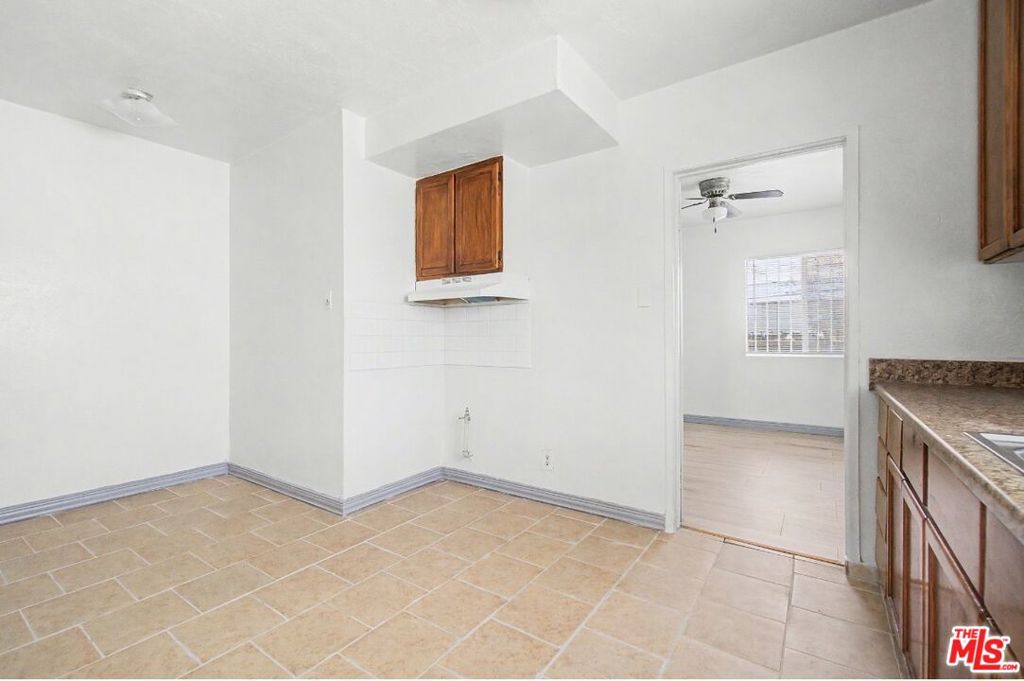 12015 S Willowbrook Avenue Property Photo 8