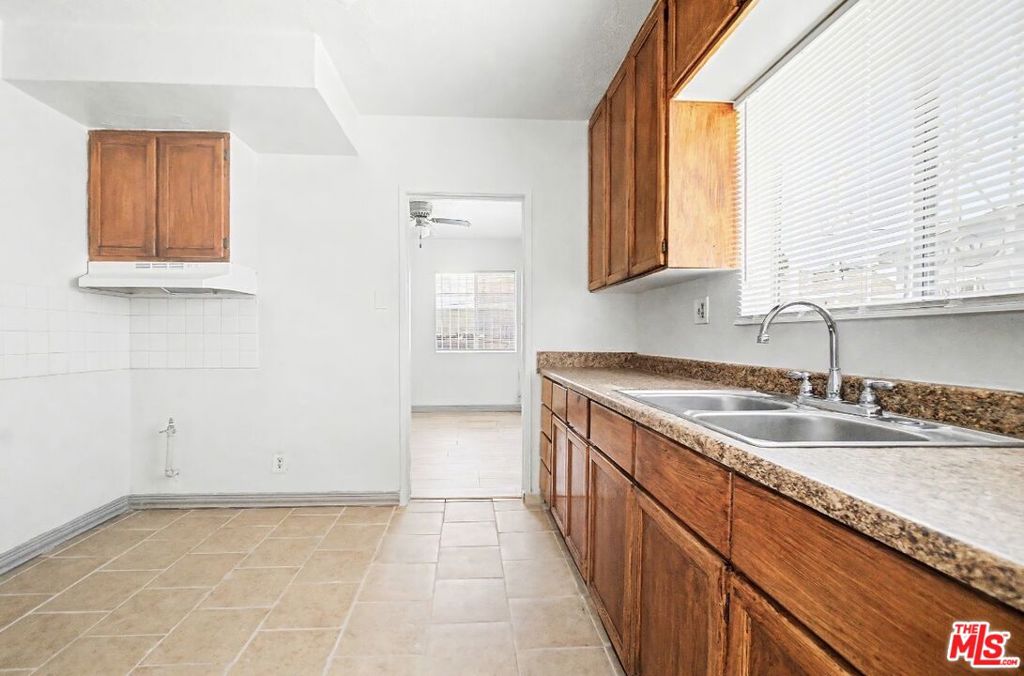 12015 S Willowbrook Avenue Property Photo 10