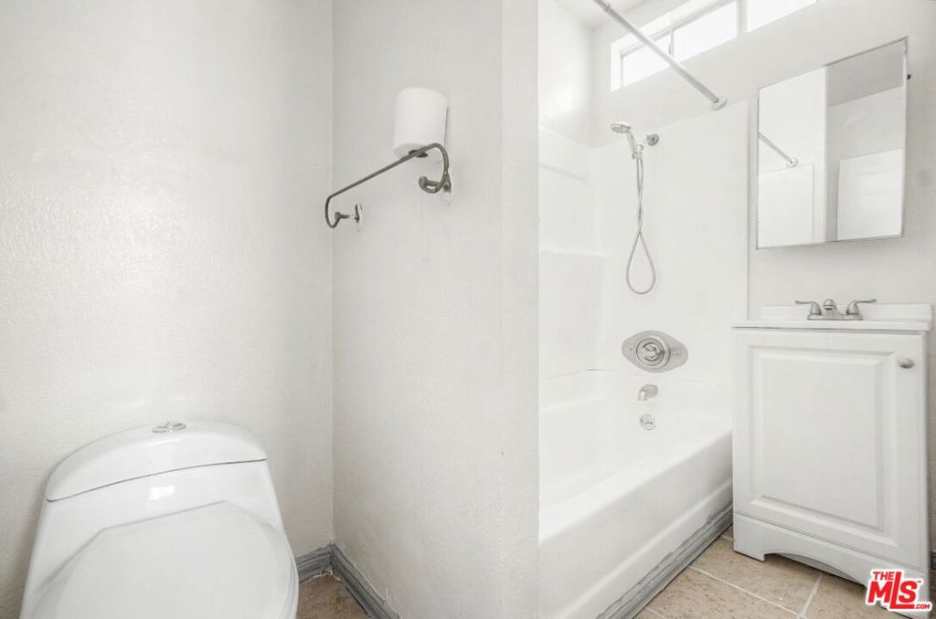 12015 S Willowbrook Avenue Property Photo 11