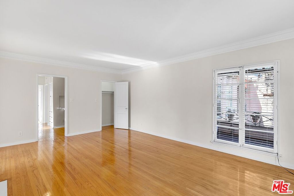 635 1/2 S Burnside Avenue Property Photo 2