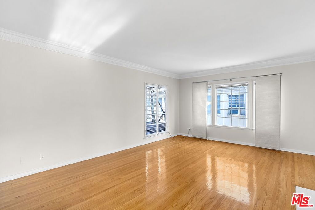 635 1/2 S Burnside Avenue Property Photo 3