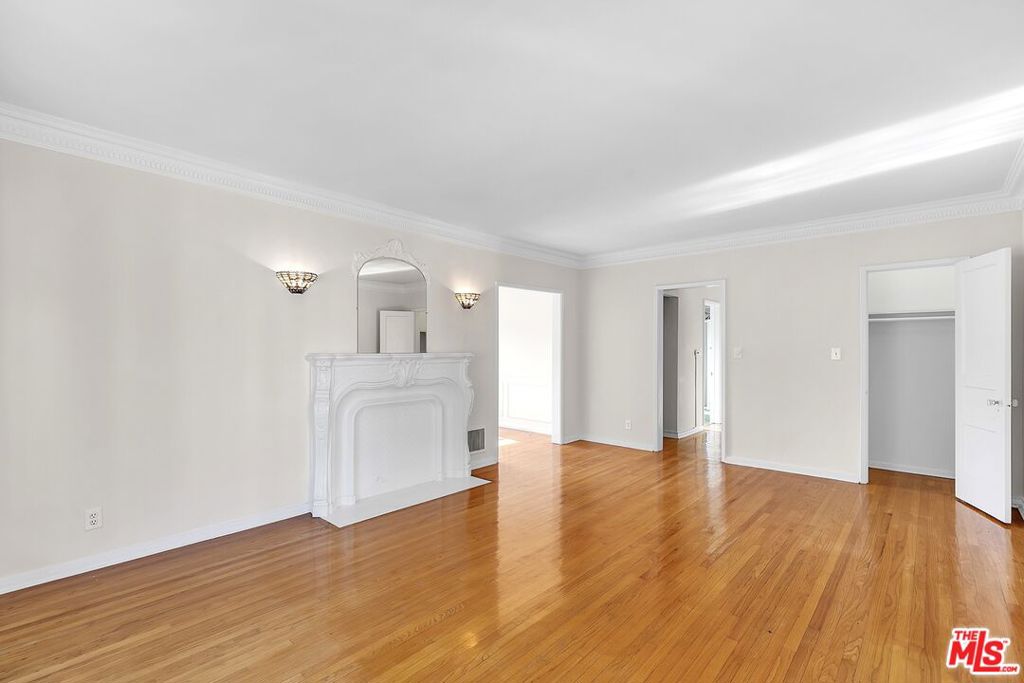 635 1/2 S Burnside Avenue Property Photo 4