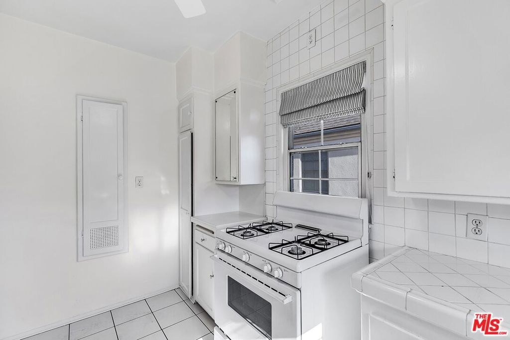 635 1/2 S Burnside Avenue Property Photo 8