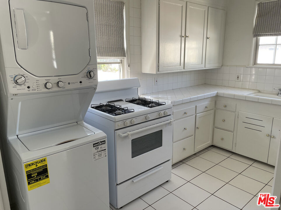 635 1/2 S Burnside Avenue Property Photo 10