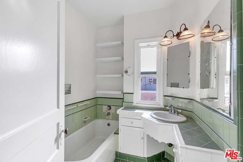 635 1/2 S Burnside Avenue Property Photo 11