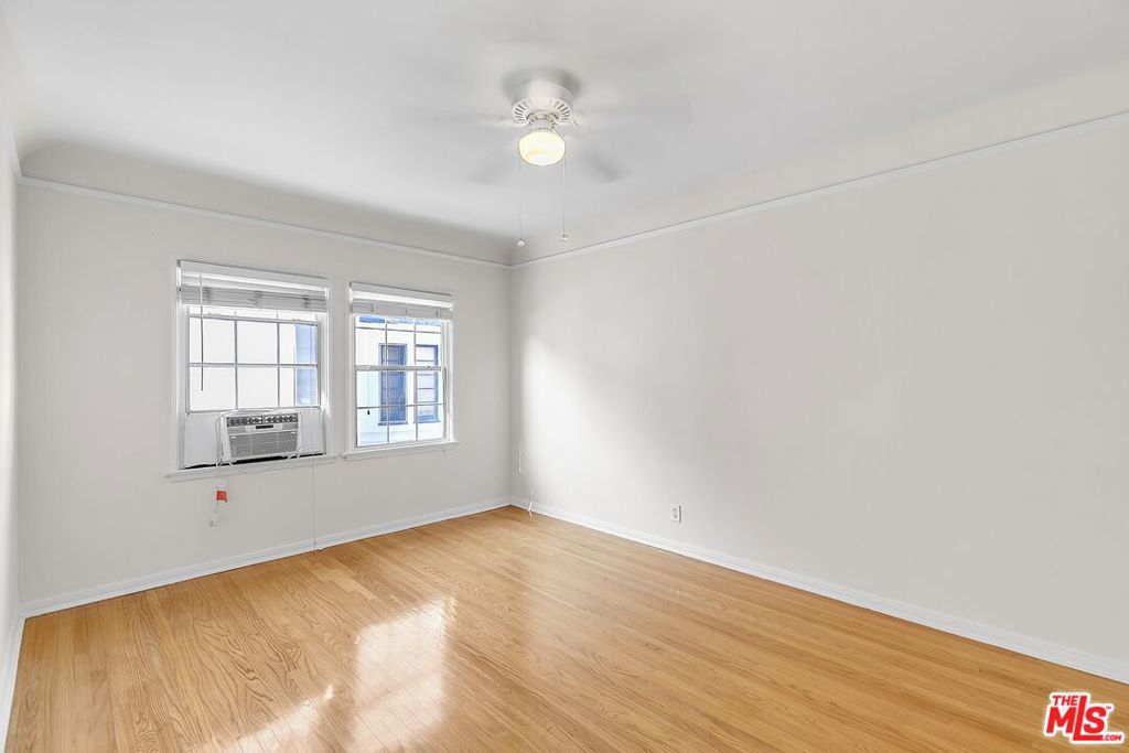 635 1/2 S Burnside Avenue Property Photo 13