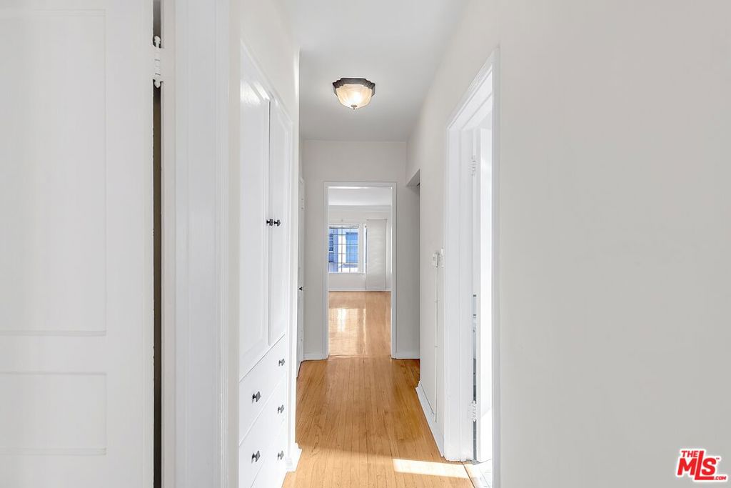 635 1/2 S Burnside Avenue Property Photo 17