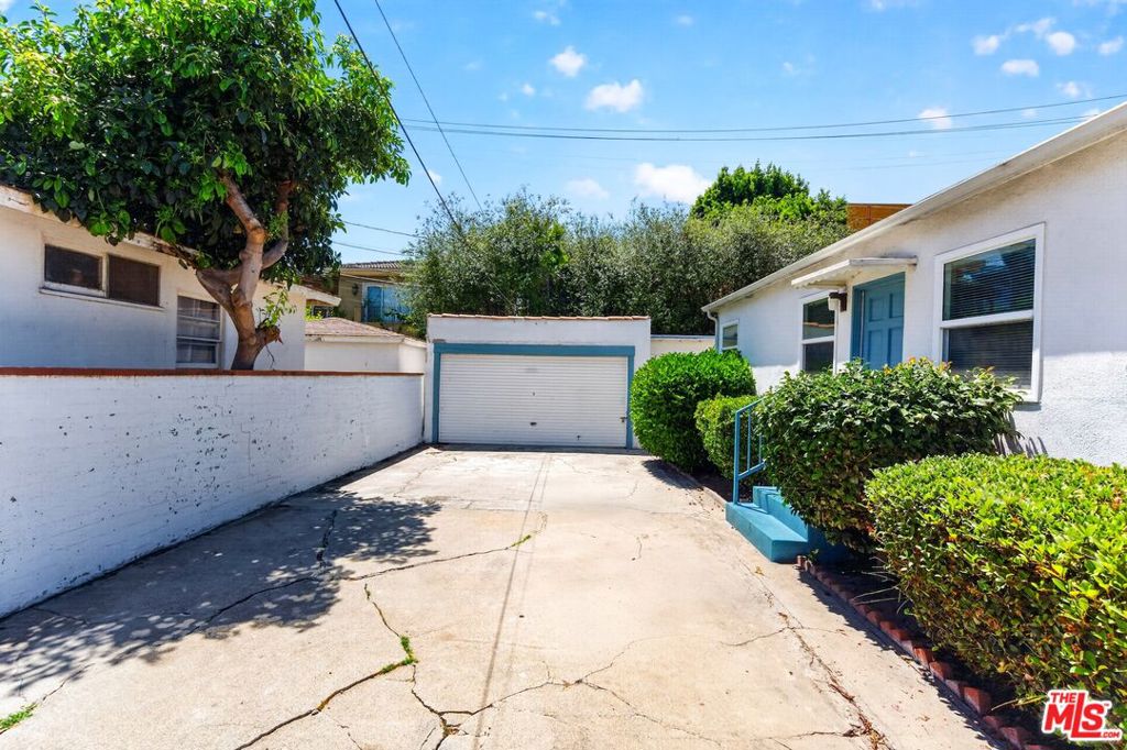 1941 Barry Avenue Property Photo 3