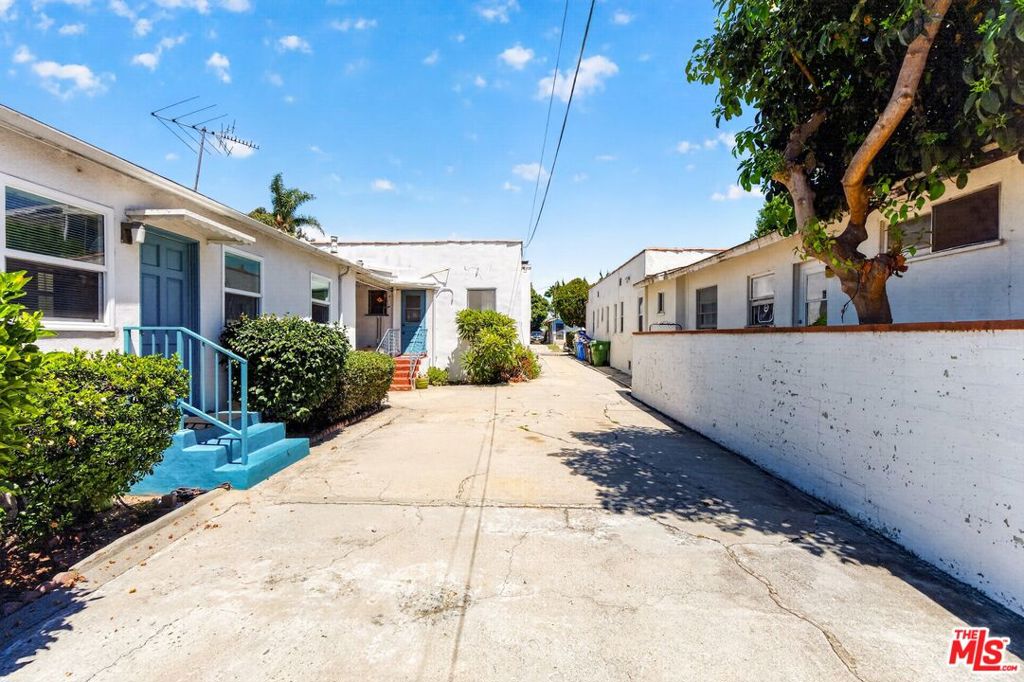 1941 Barry Avenue Property Photo 4