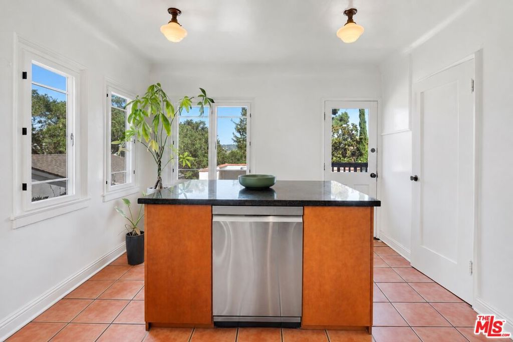 2338 Lake View Avenue Property Photo 9