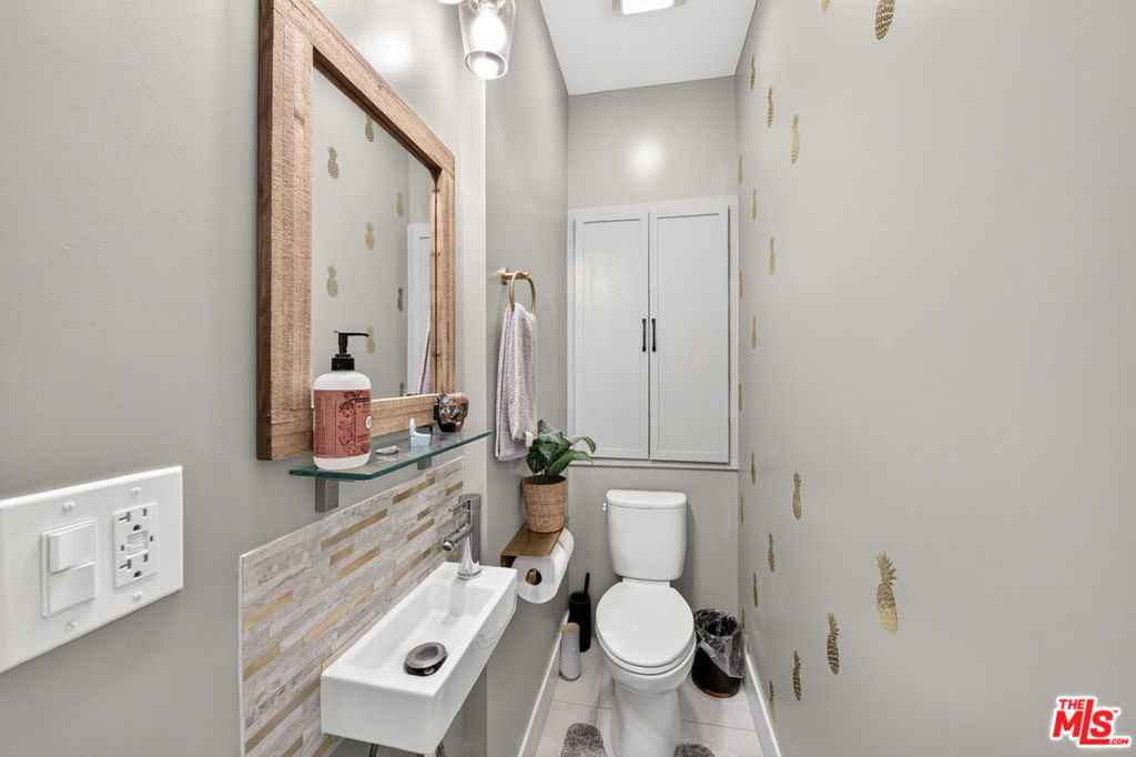 1610 W 36th Place Property Photo 10