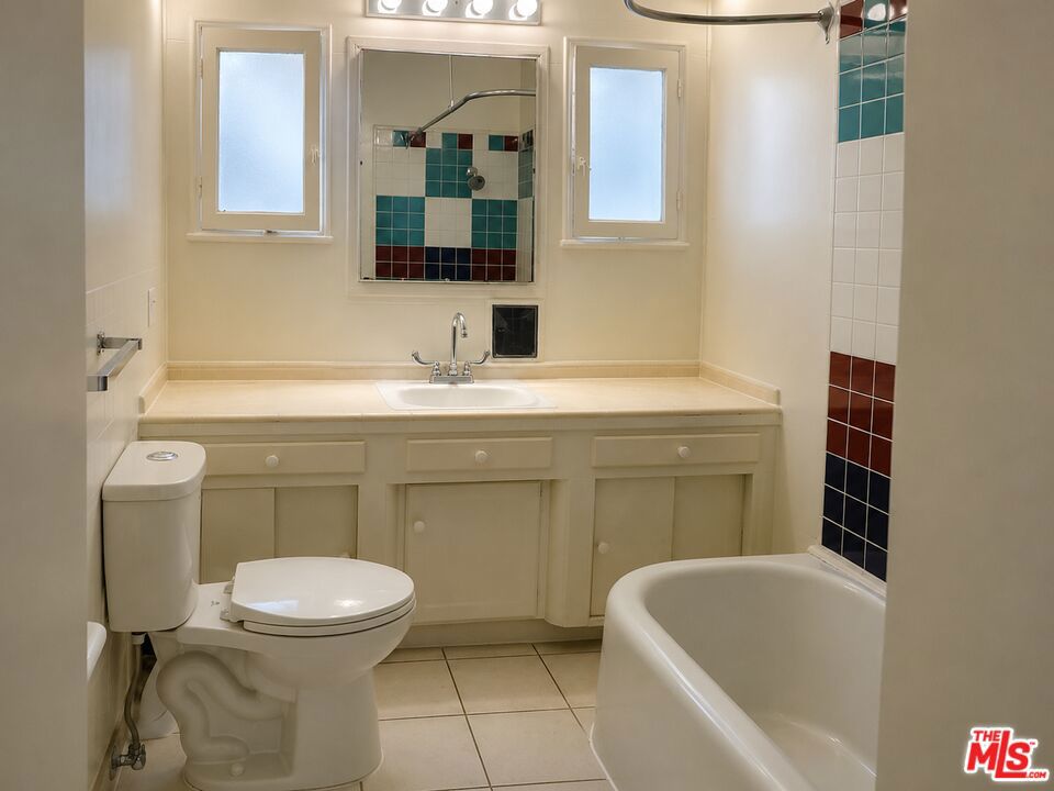 515 N Hayworth Avenue Property Photo 5
