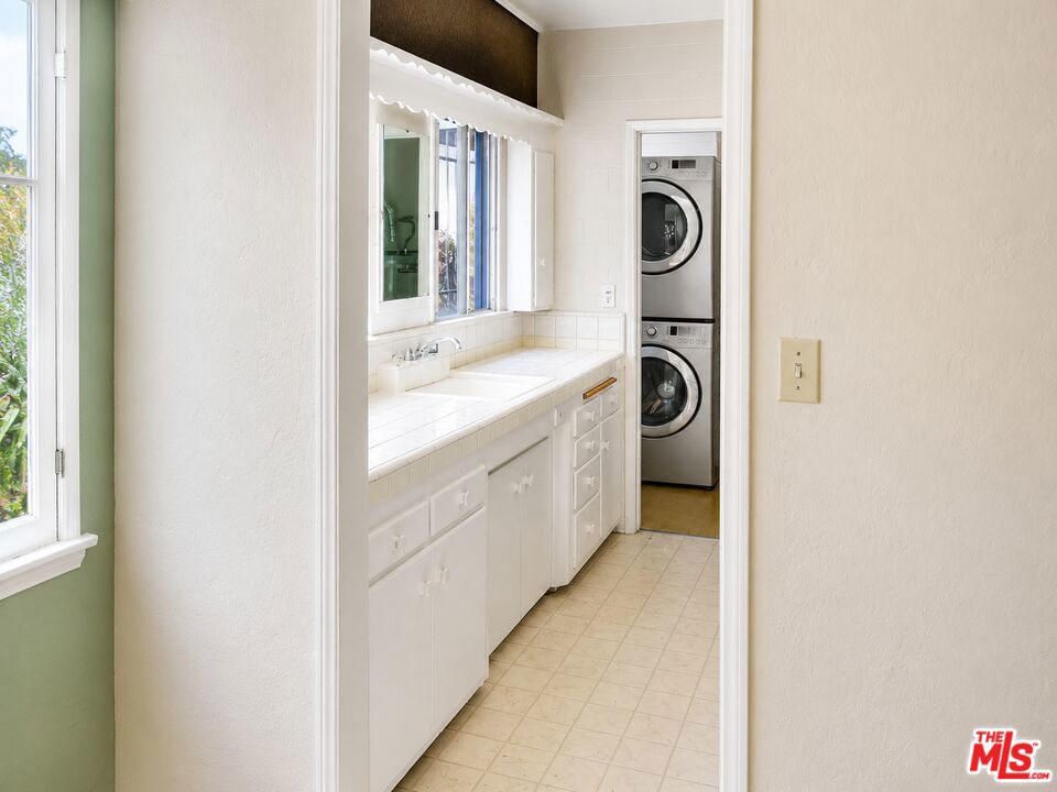 515 N Hayworth Avenue Property Photo 8