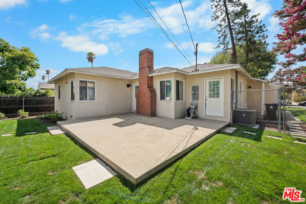 8914 Canby Avenue Property Photo 10