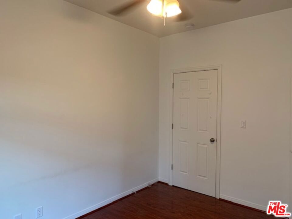 1305 W 37th Place Room #3 Property Photo 7