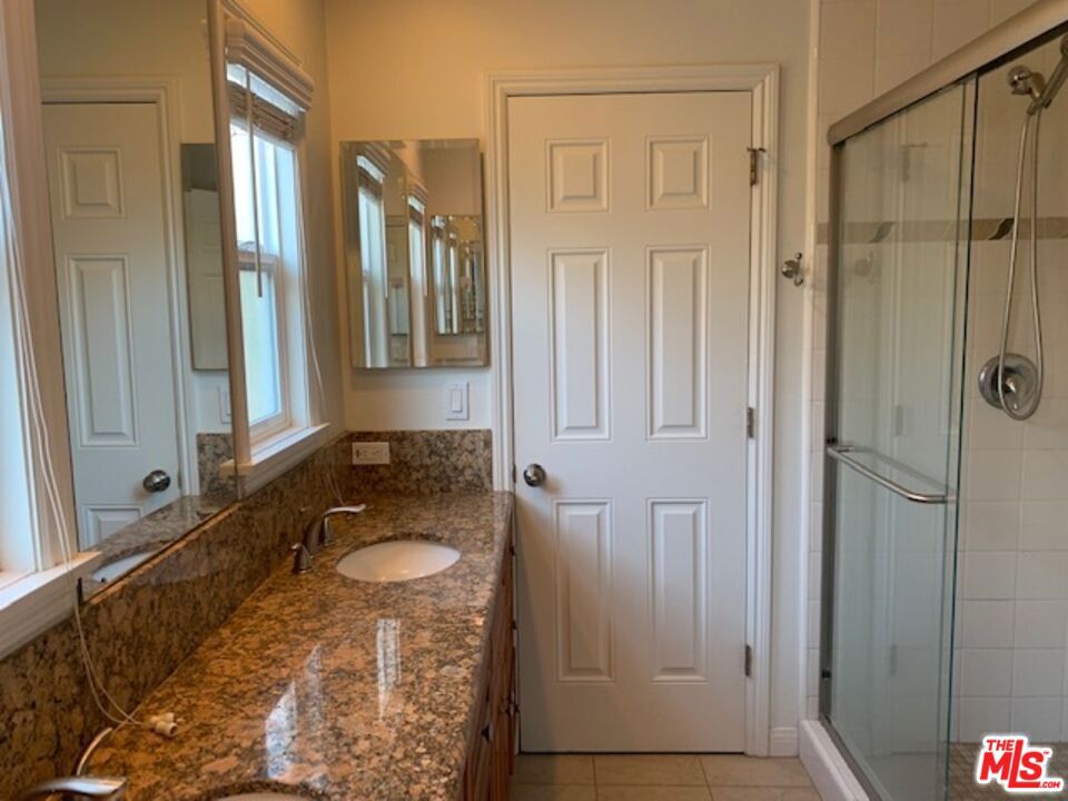 1305 W 37th Place Room #3 Property Photo 8