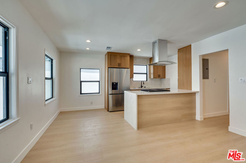 926 N Spaulding Avenue 8 Property Photo 2