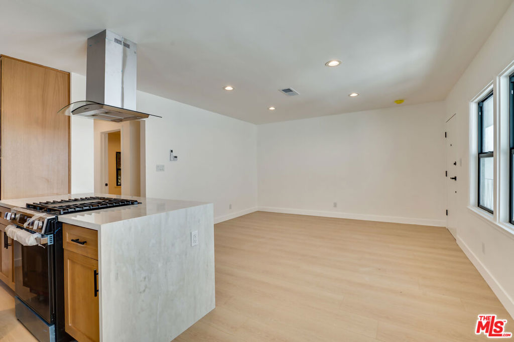 926 N Spaulding Avenue 8 Property Photo 4