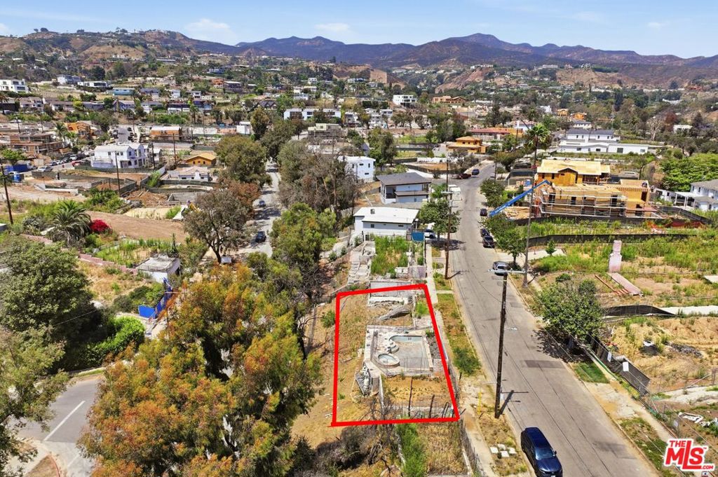 545 N Las Casas Avenue Property Photo 3