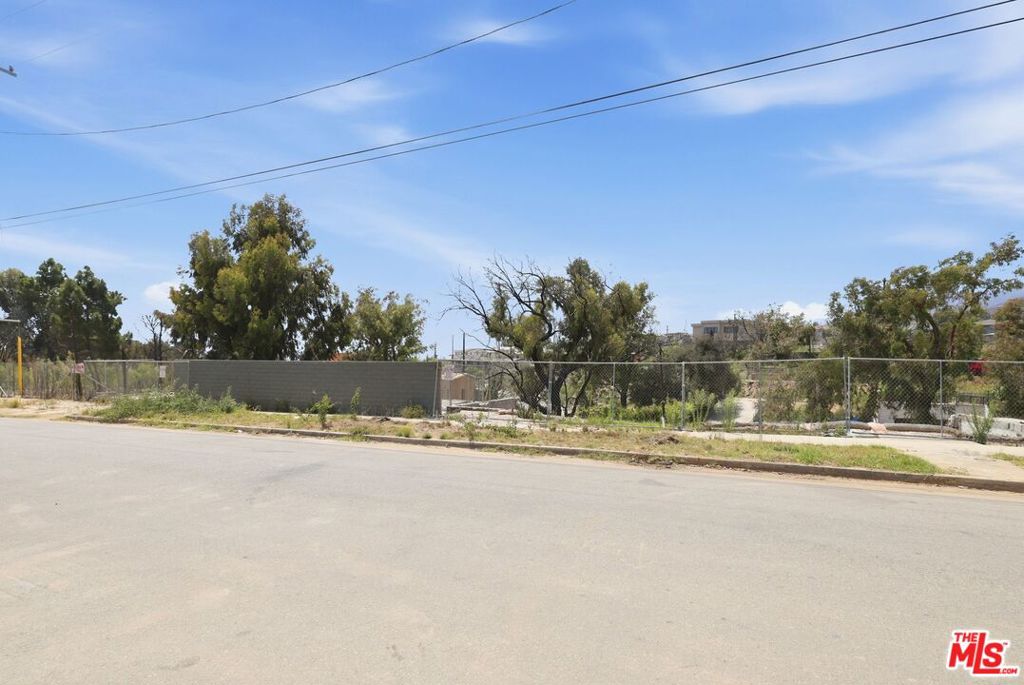 545 N Las Casas Avenue Property Photo 9