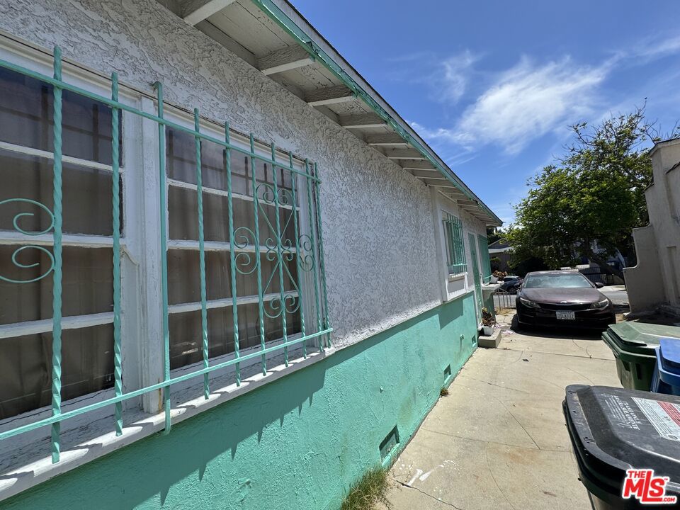 1725 S Highland Avenue Property Photo 3