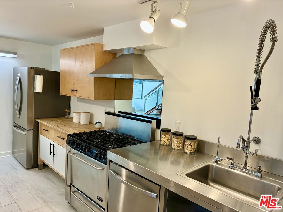 615 Hampton Drive C101 Property Photo 4
