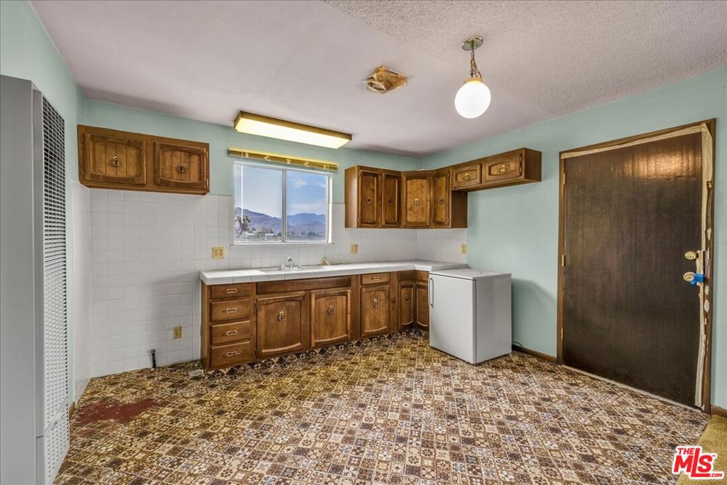 8686 Uphill Road Property Photo 14