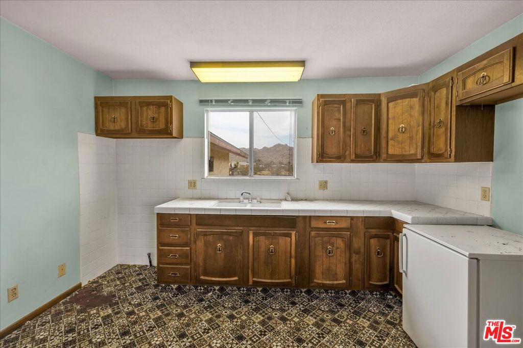 8686 Uphill Road Property Photo 15