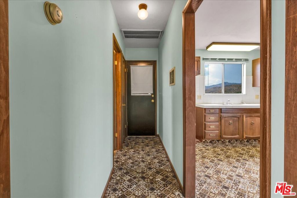 8686 Uphill Road Property Photo 22