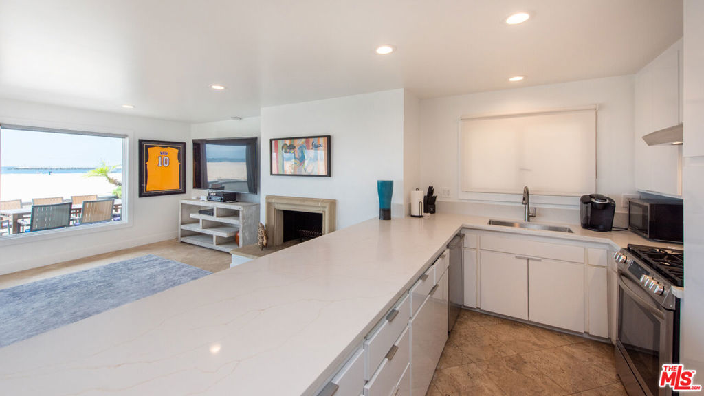 6419 Ocean Front Walk Property Photo 10