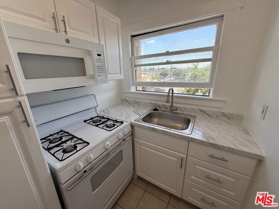 4125 S Figueroa Street 302 Property Photo 6